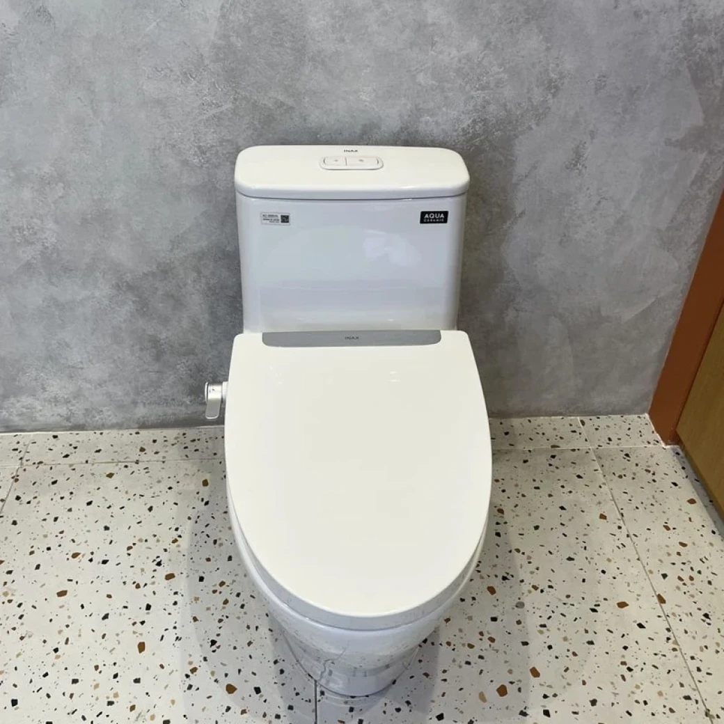 anh chup that bon cau inax ac 98