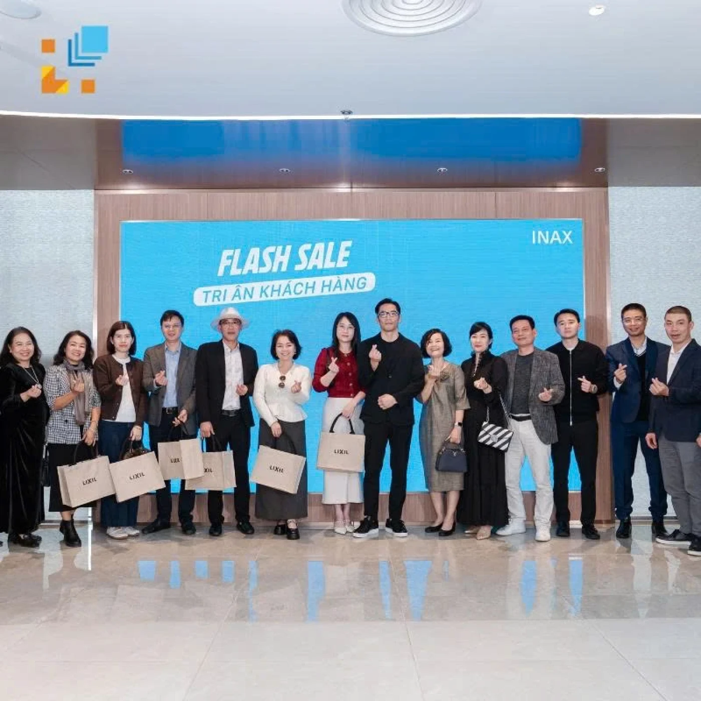 Ban lãnh đạo Công ty Hải Linh chụp ảnh cùng đại diện thương hiệu Lixil và khách hàng