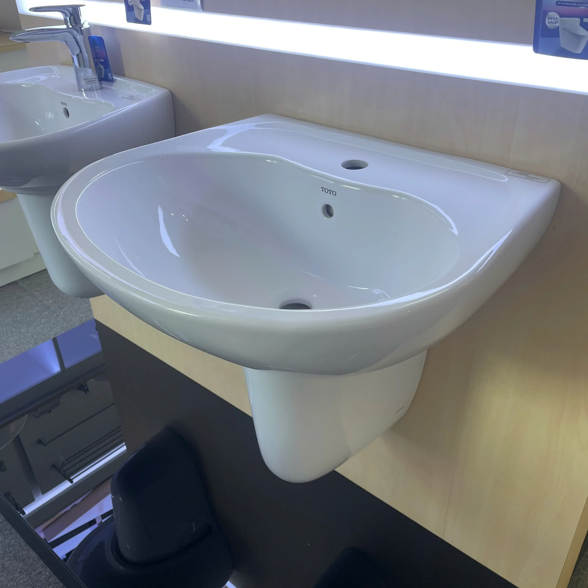 Ảnh Chậu rửa treo tường TOTO LHT236CS 2
