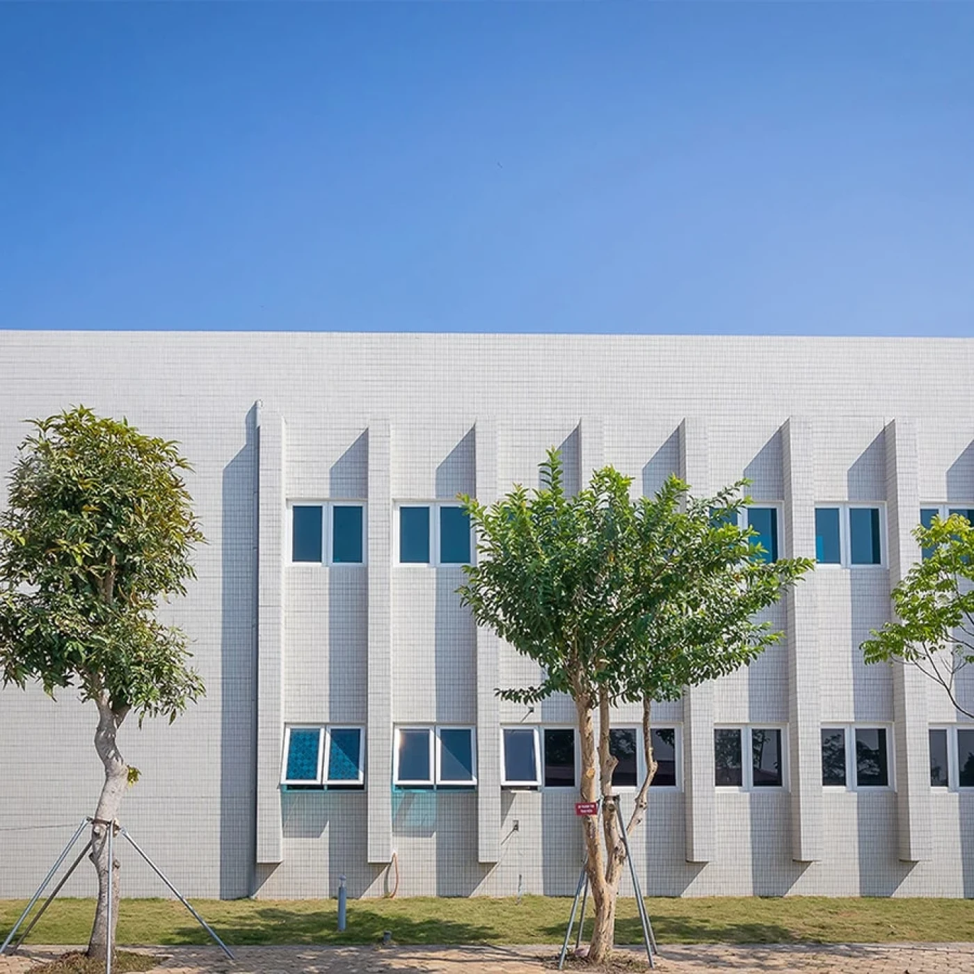 phoi canh gach inax 255viz 1