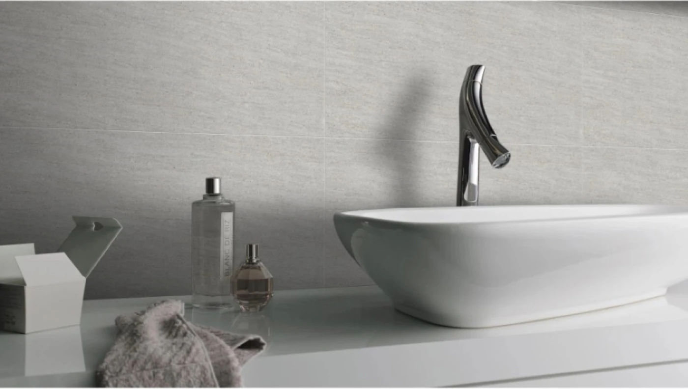 gach eurotile 30x60 voc g02 op lat nha tam 1