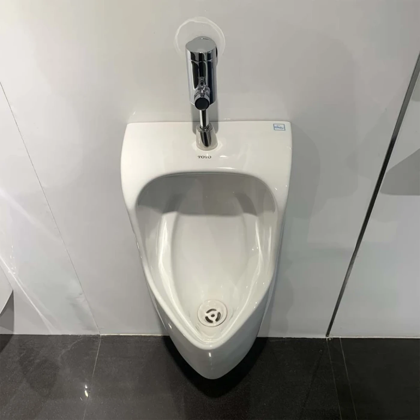 bon tieu nam toto ut557t treo tuong