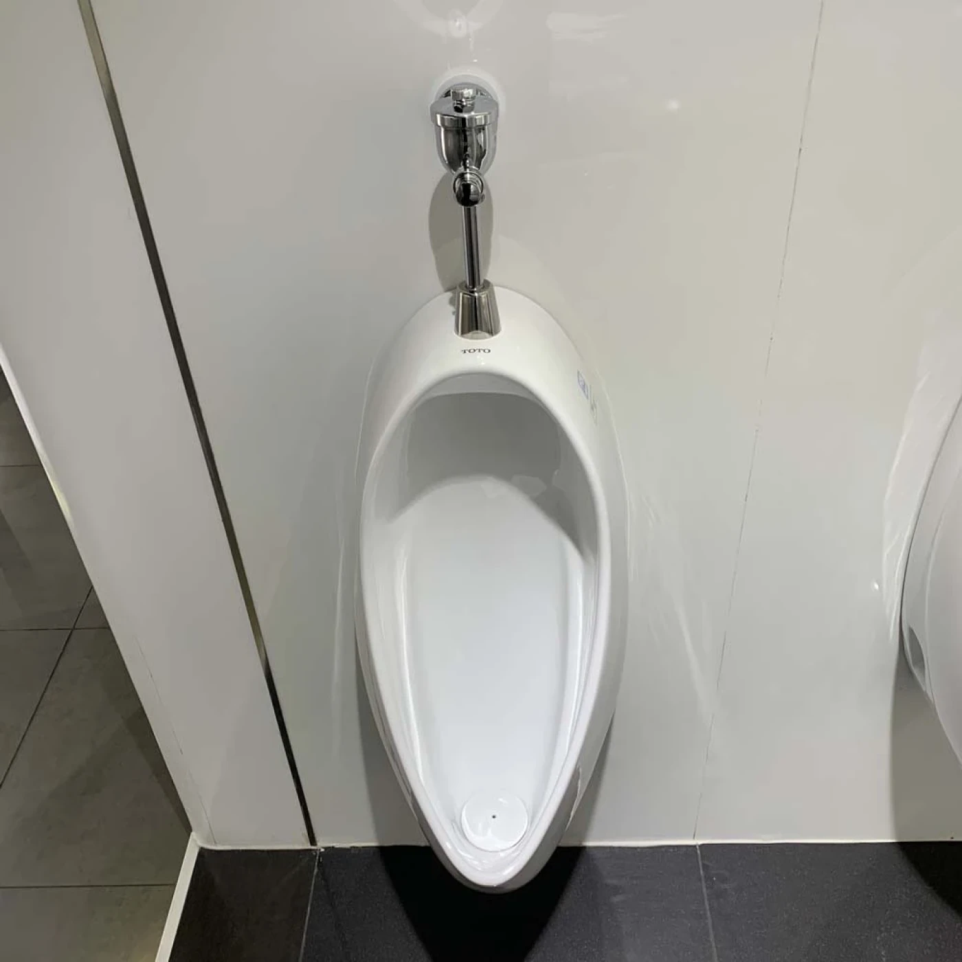 bon tieu nam toto ut560t treo tuong