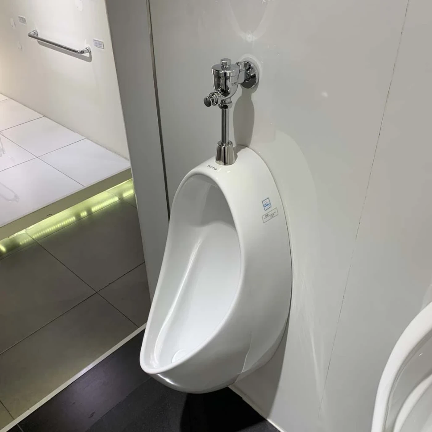 bon tieu nam treo tuong toto ut560t 1