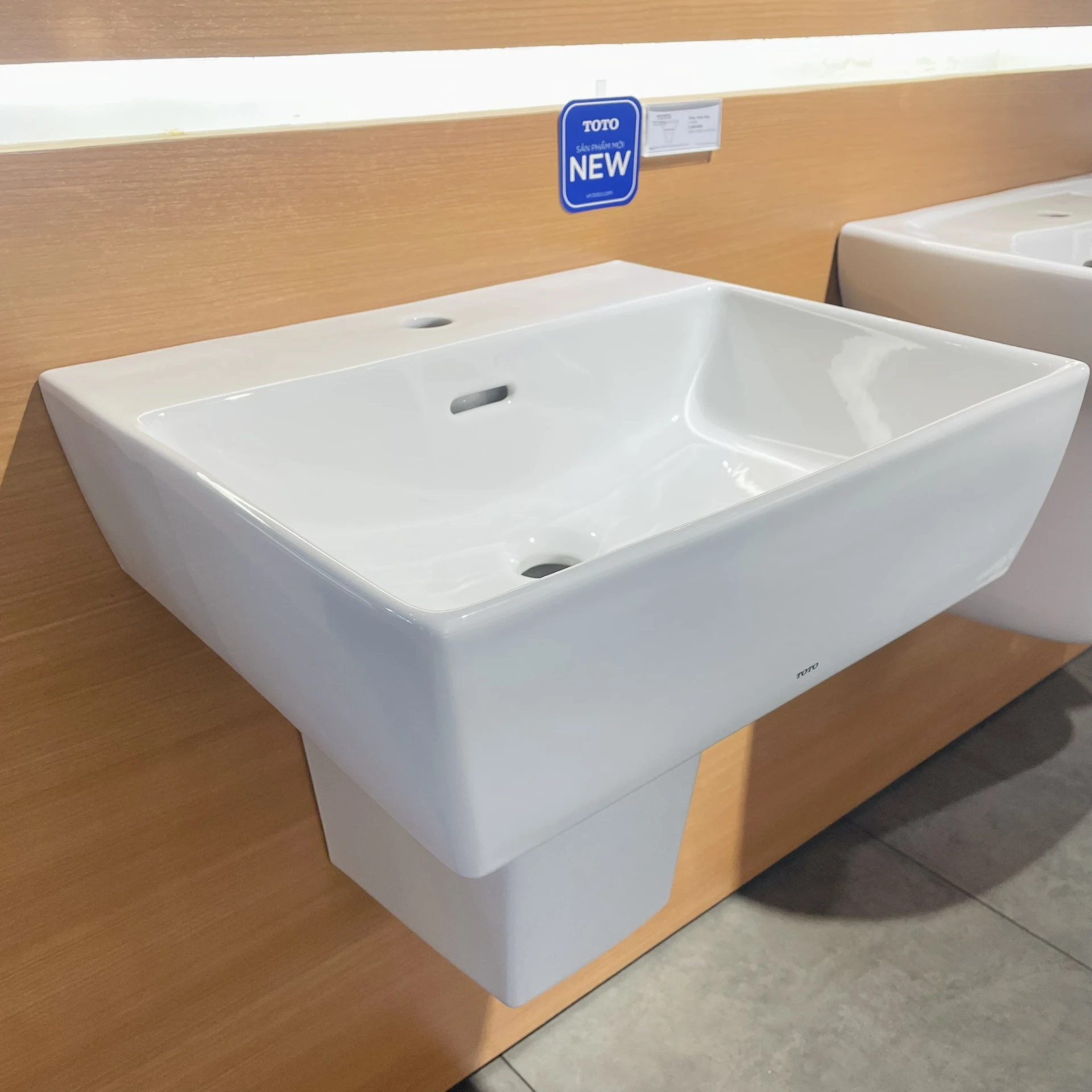 Ảnh Chậu rửa treo tường TOTO LHT328C 4