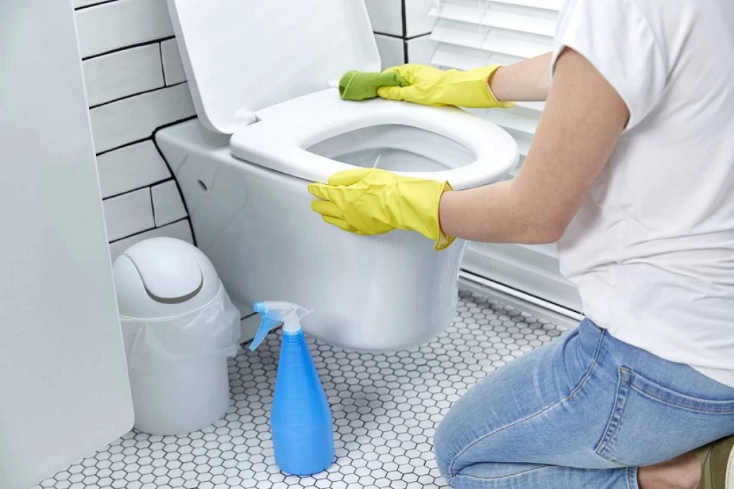 Cách vệ sinh nắp bồn cầu, lòng bồn cầu bằng dung dịch nước tẩy