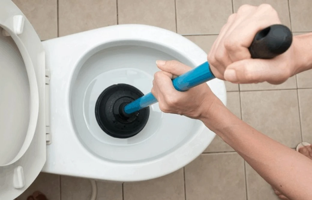 cách thông bồn cầu bằng pittong