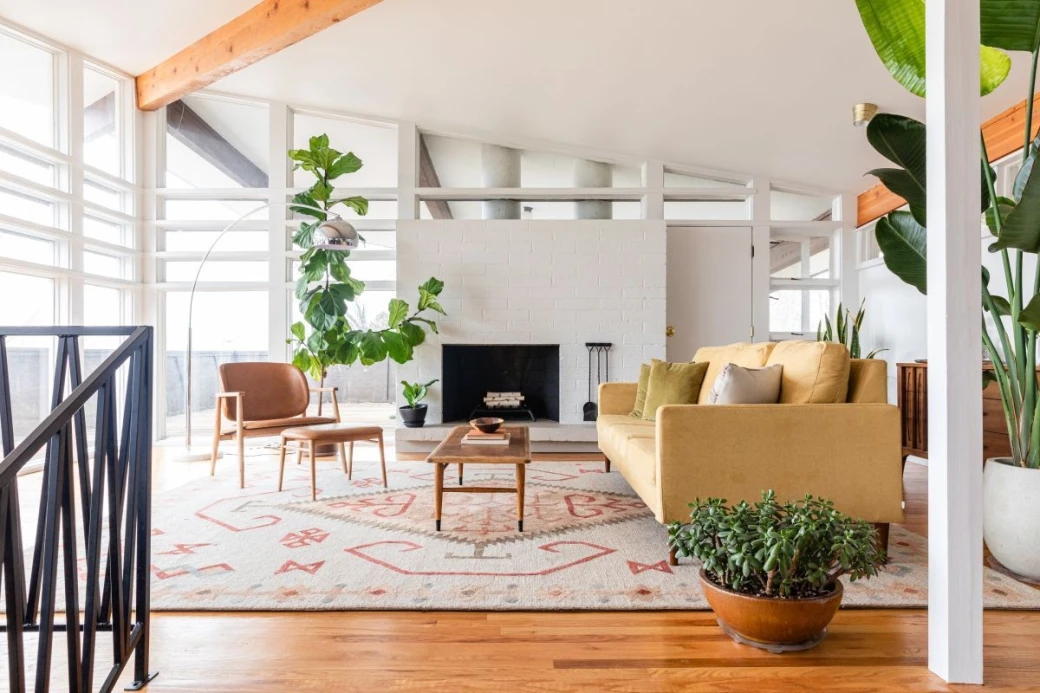 tuong mau trang ket hop van go mau vang nau