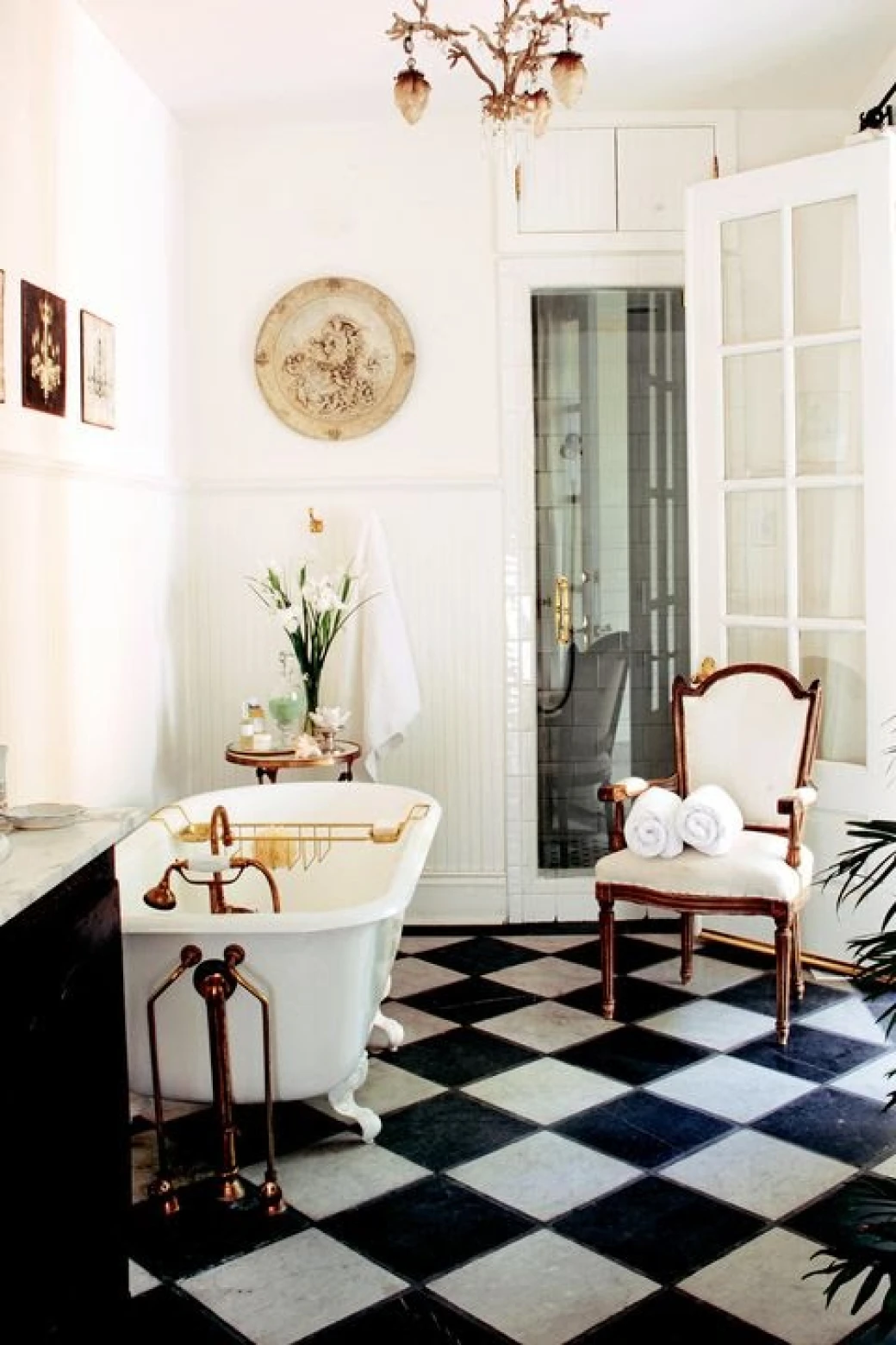 tuong nha mau trang ket hop hgach lat nen mau den- trang lat xen ke dep doc dao