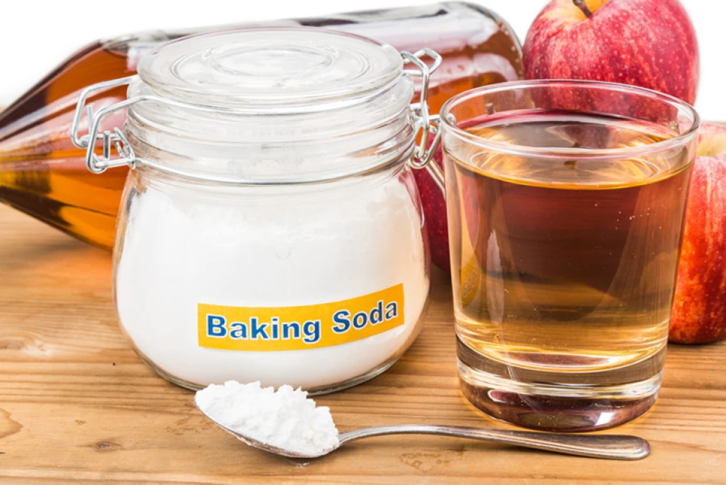  Dùng baking Soda và giấm ăn vệ sinh bồn cầu