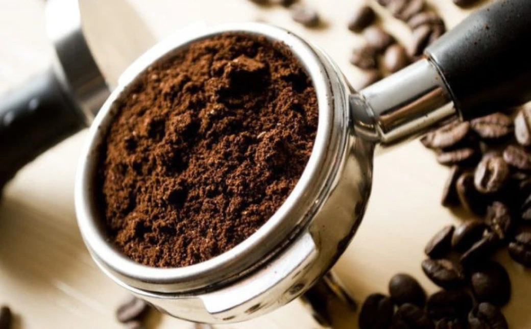 cach khu mui nha ve sinh bang ba cafe va tra
