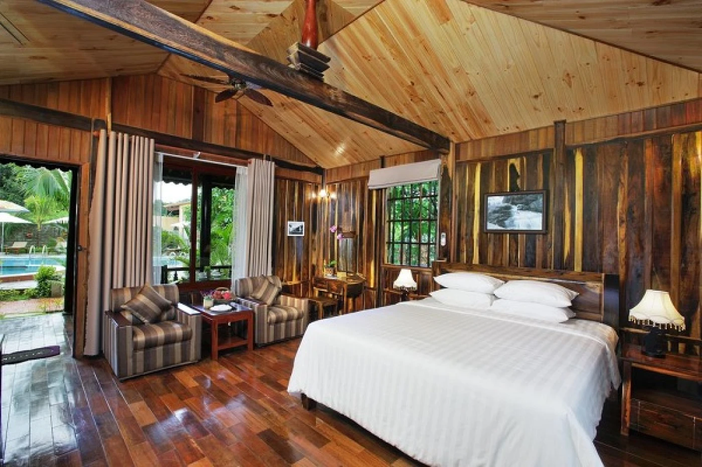 resort nha go dung gach lat nen van go hien dai
