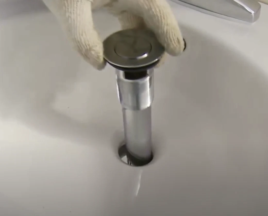 dat dau siphon vao lo chau