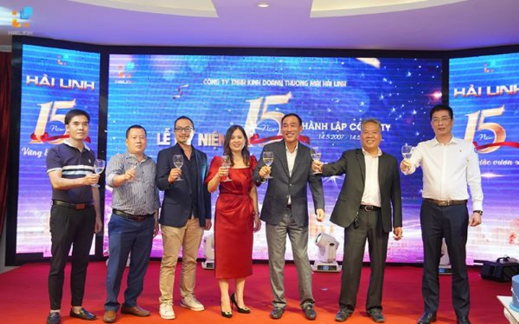 dai dien hai linh va khach moi cung nang ly trong buoi tiec
