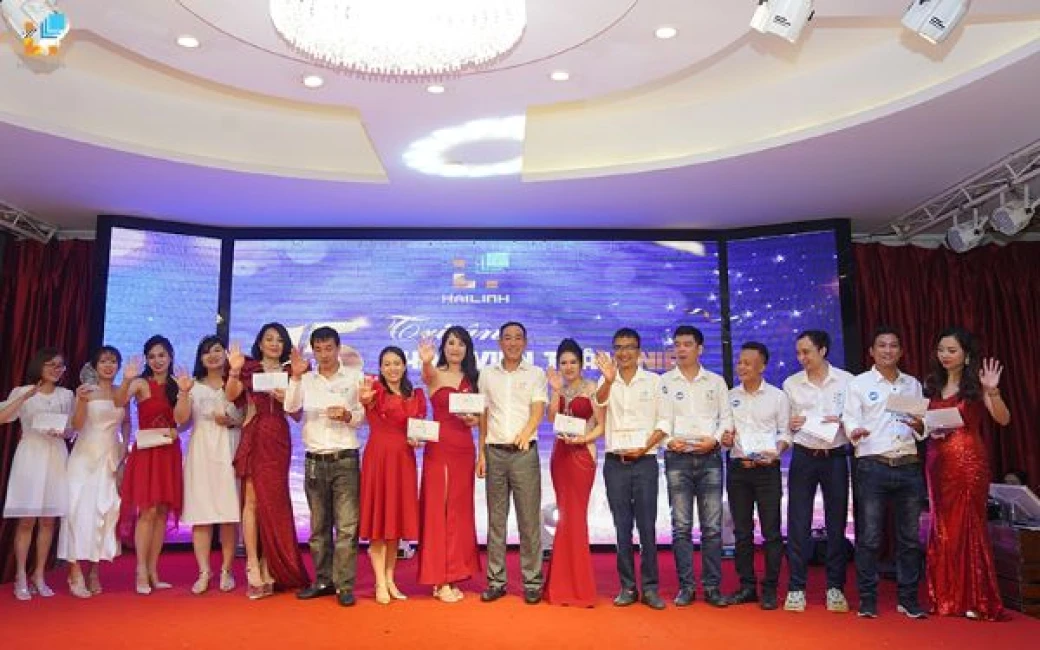 hai linh vinh danh nhan vien tham nien