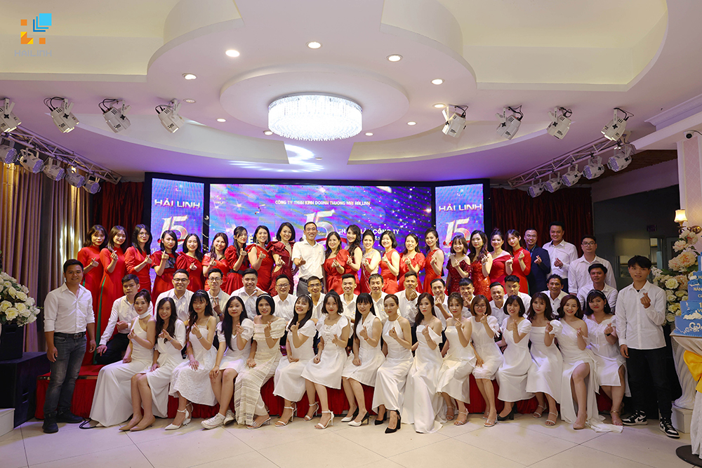 nha van hai linh chup anh ky niem