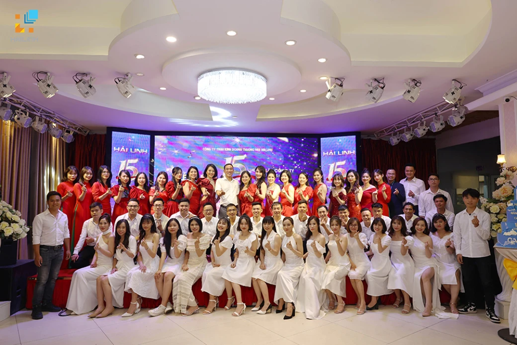 nha van hai linh chup anh ky niem