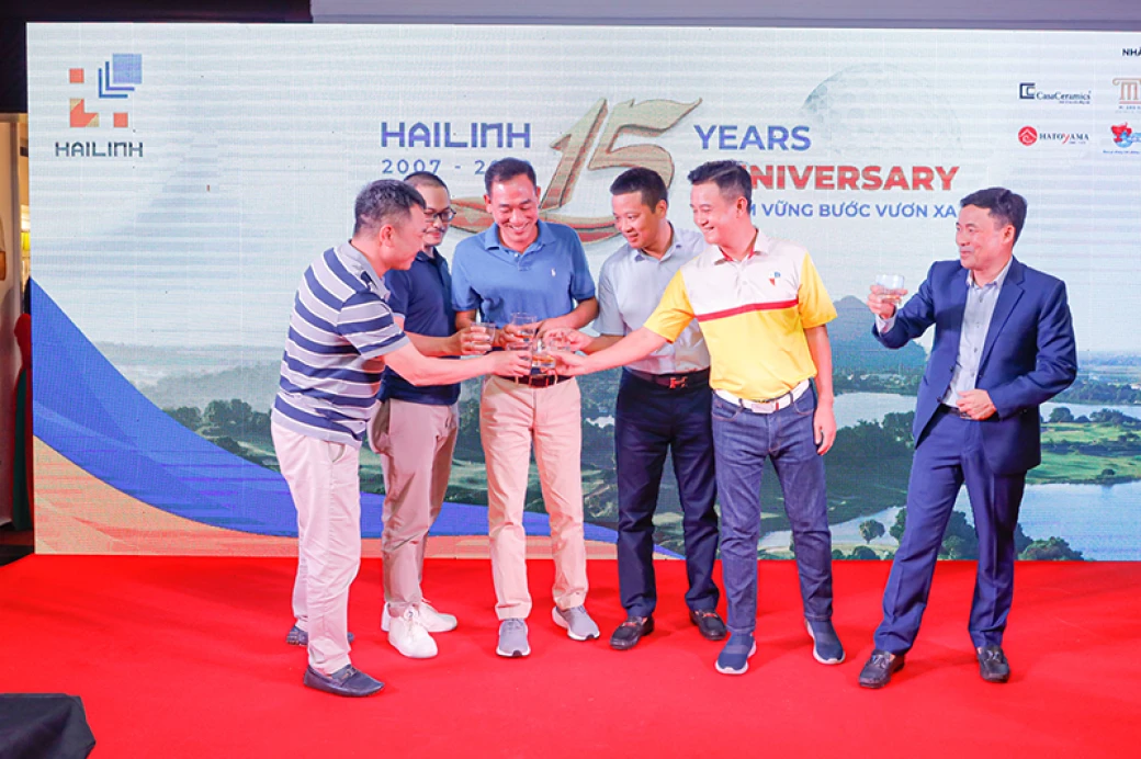 ong nguyen van dien chup anh ky niem cung cac golf thu