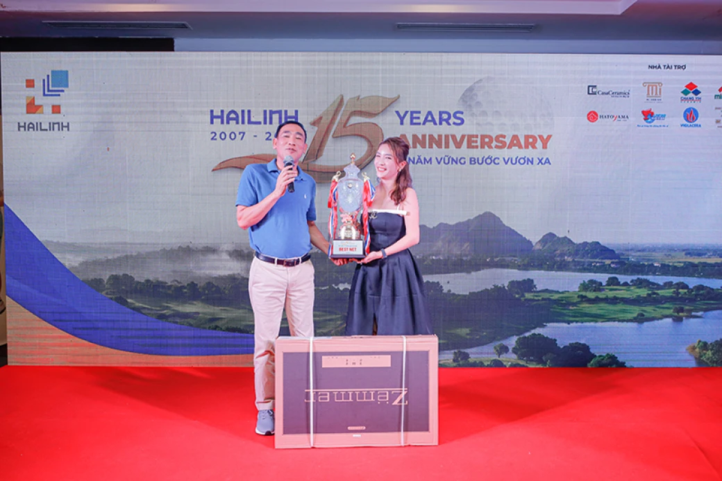 ong nguyen van dien trao giai bestnet cho golfer