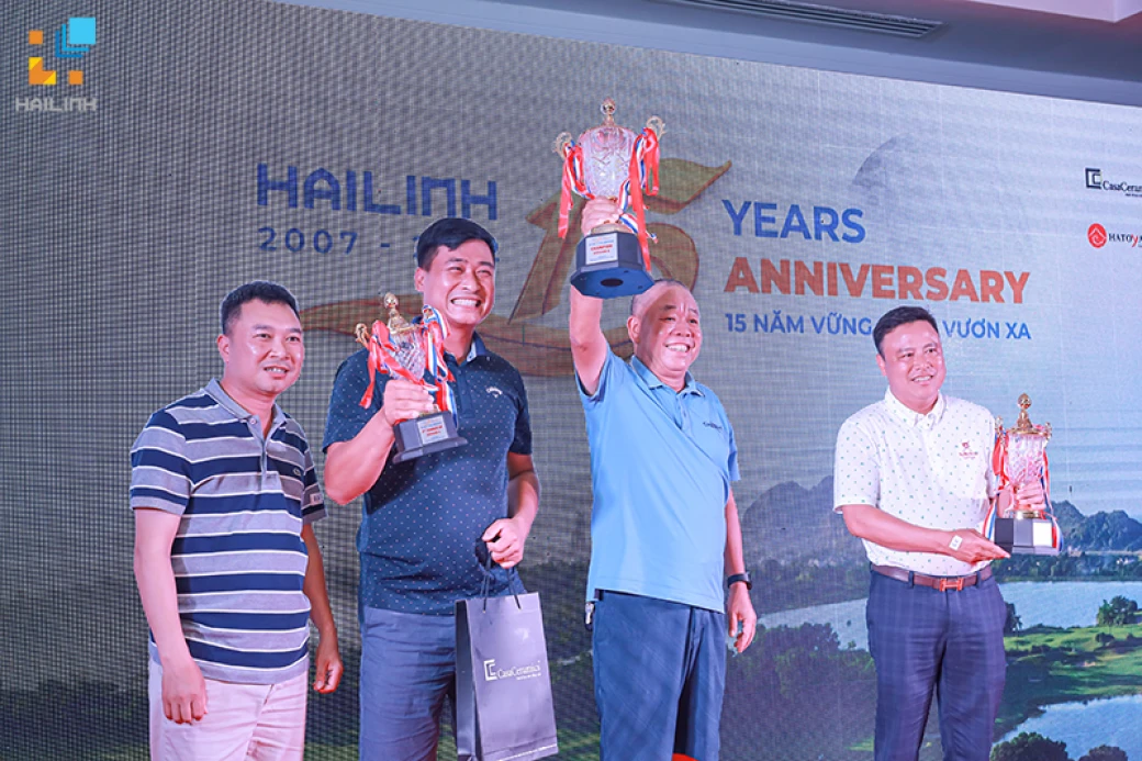trao giai thuong cho golfer le xuan quang