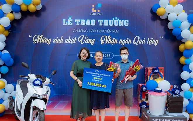 hai linh trao giai nhi cho khach hang