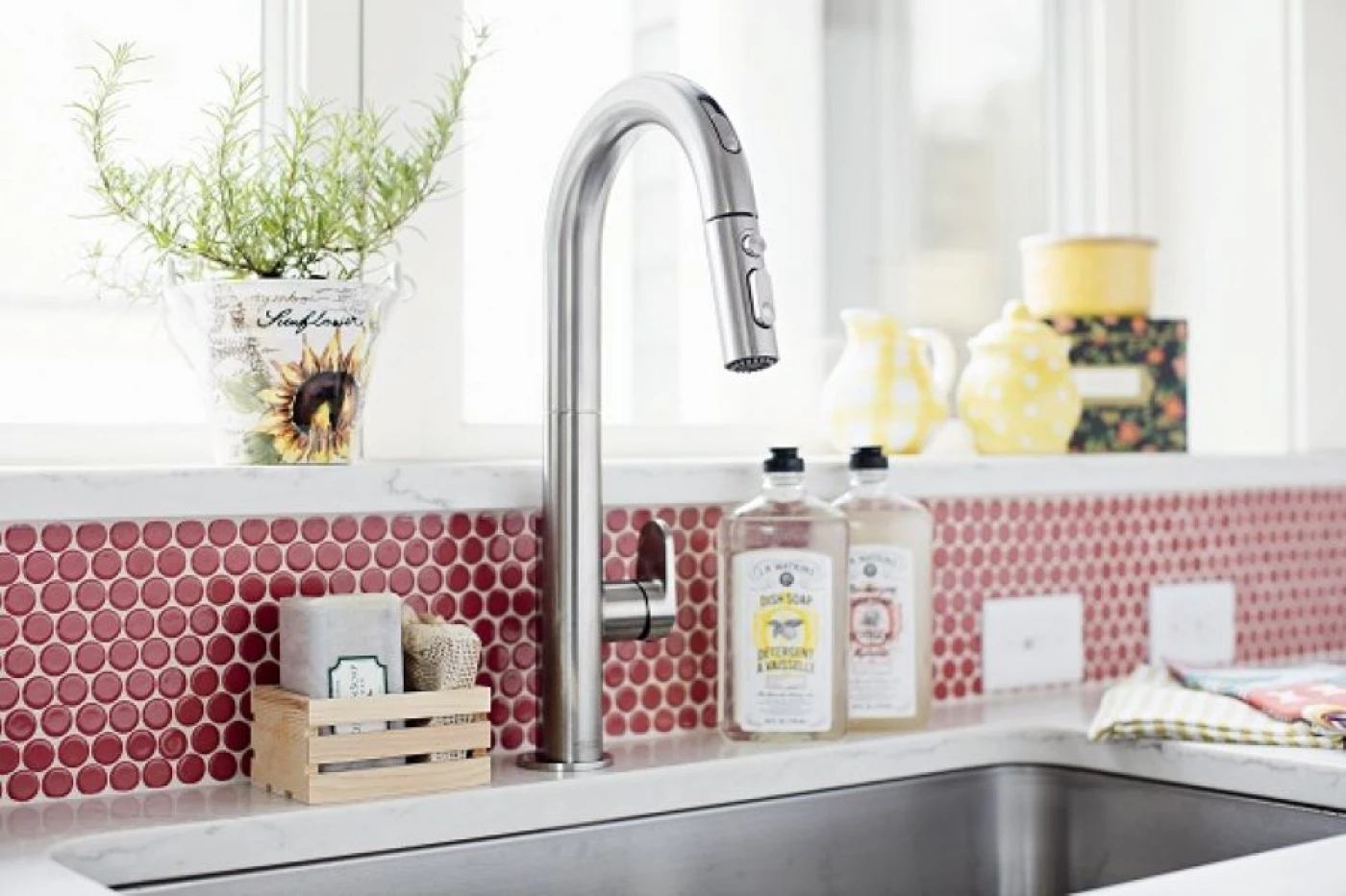 gach mosaic op thuong bep mau do