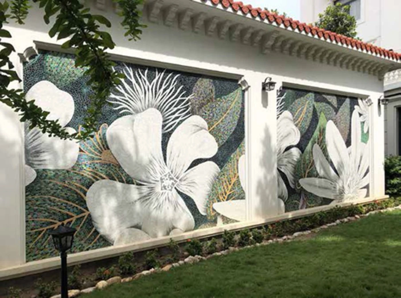 gach mosaic op tuong rao san vuon