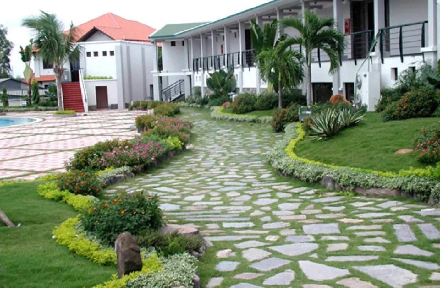 phoi canh gach terrazzo cho san vuon biet thu