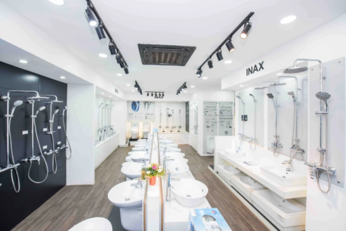 khong gian trung bay bon cau inax tai showroom hai linh 1