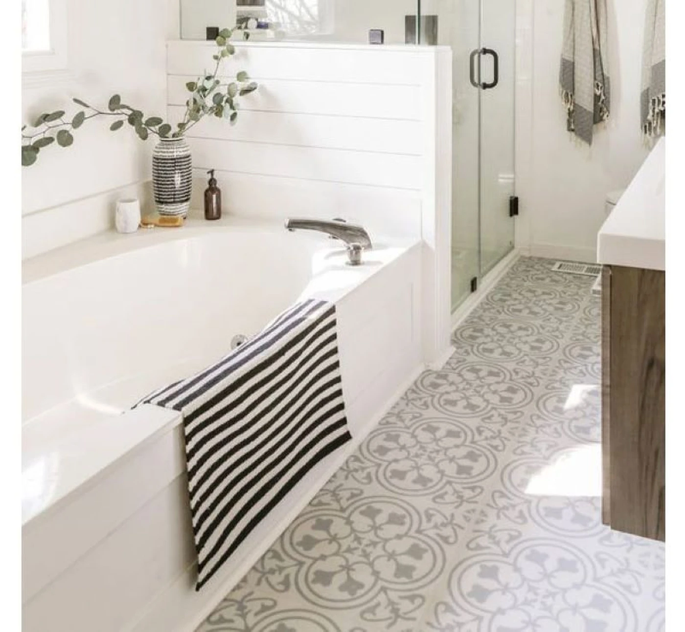 gach lat nen nha tam chong tron anh 25