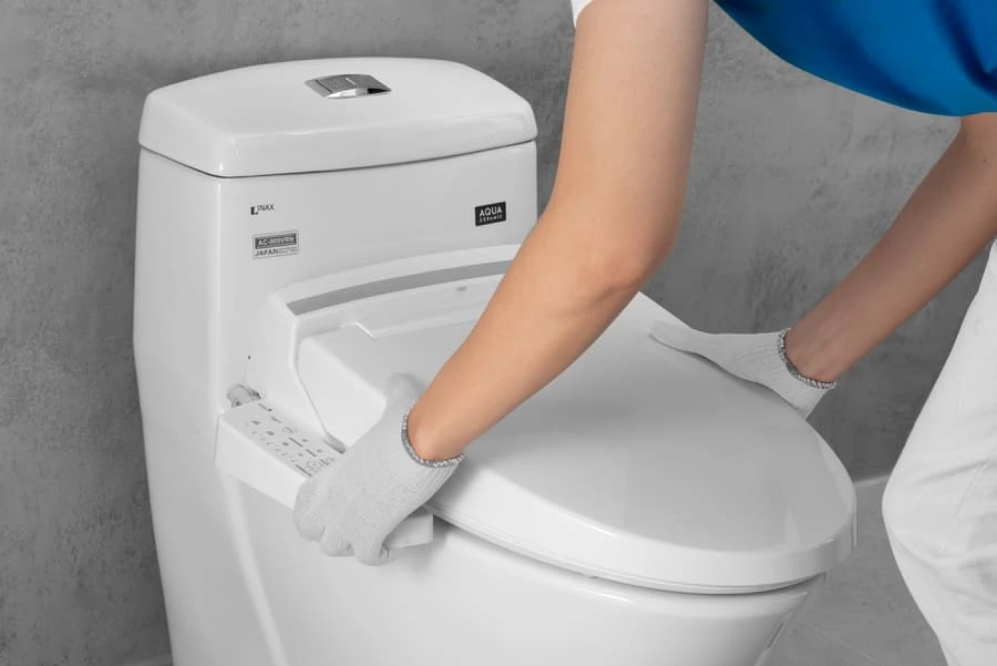 ve sinh nap rua thong minh inax