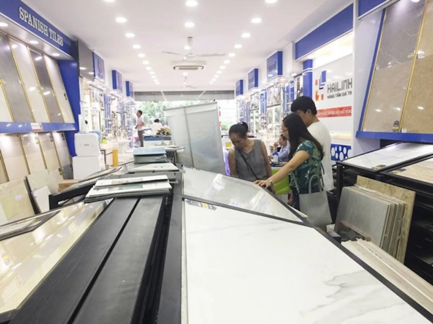 showroom gach Hai Linh tai Ha Noi