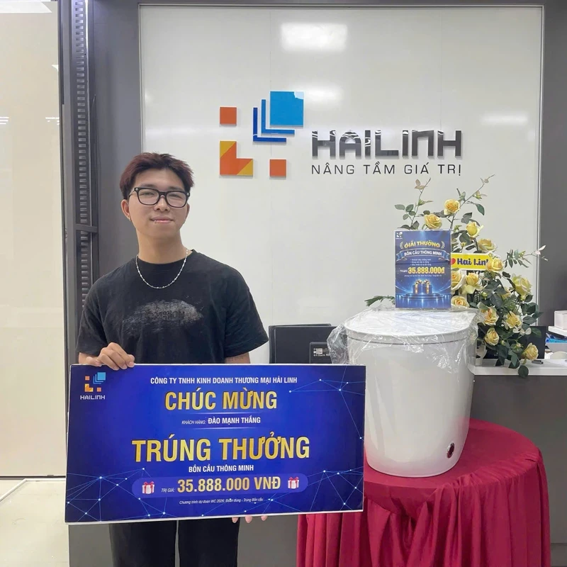 Hải Linh trao giải chương trình “Mua hàng - Đoán đúng - Trúng bồn cầu”