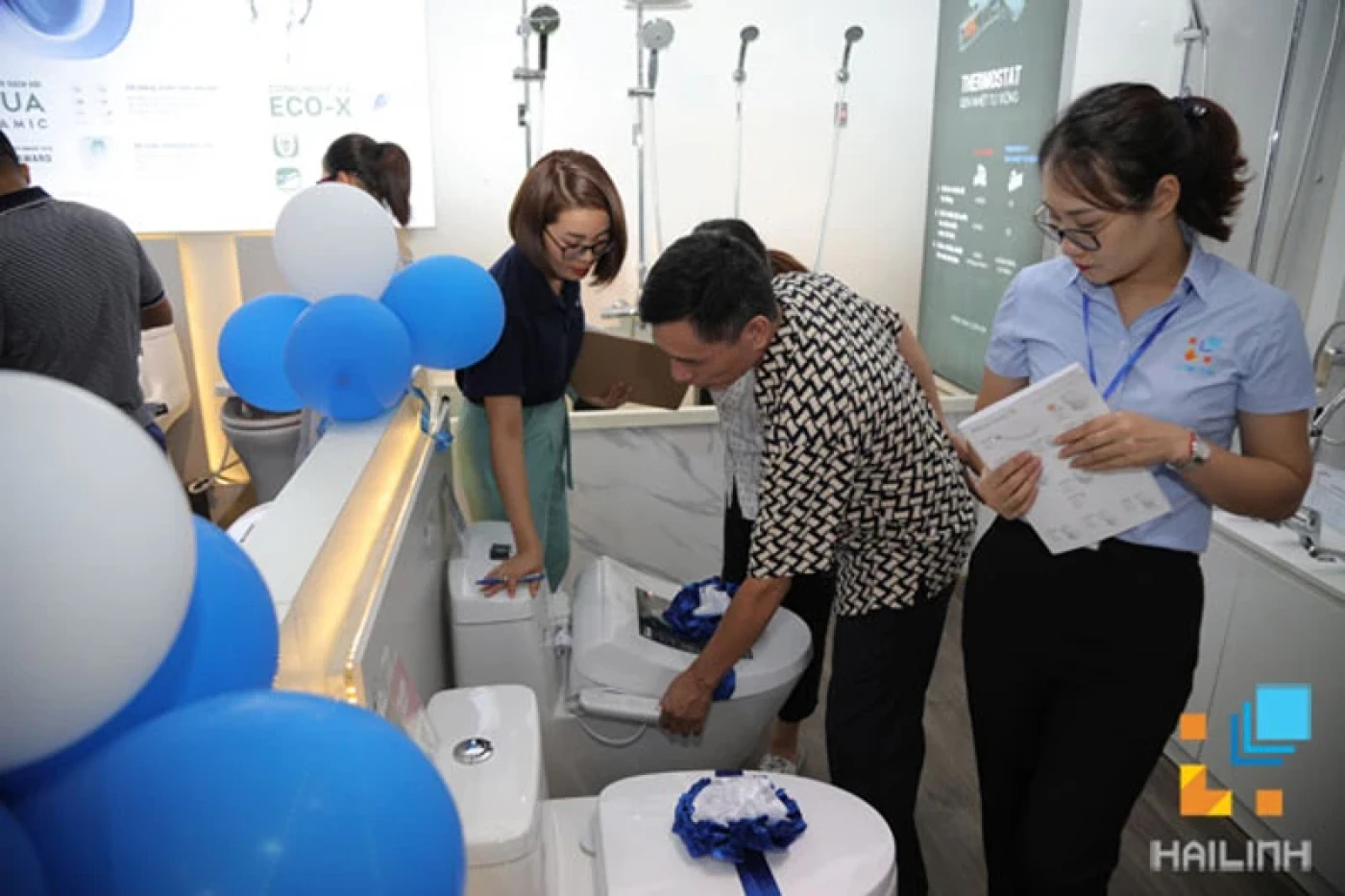 khach hang xem bon cau tai hai linh