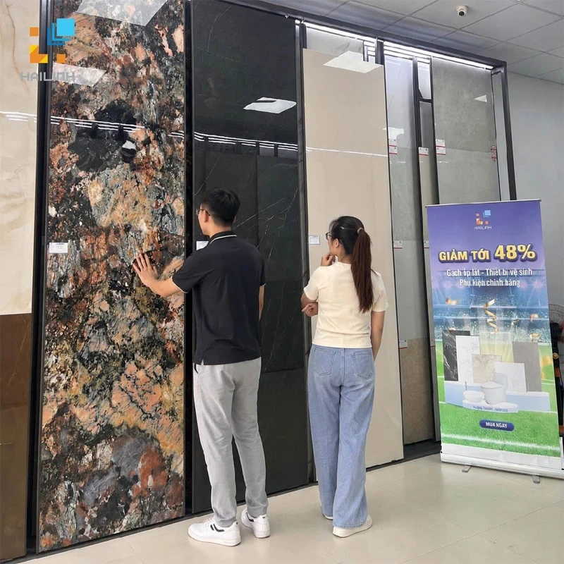 khach hang xem gach tai showroom hai linh
