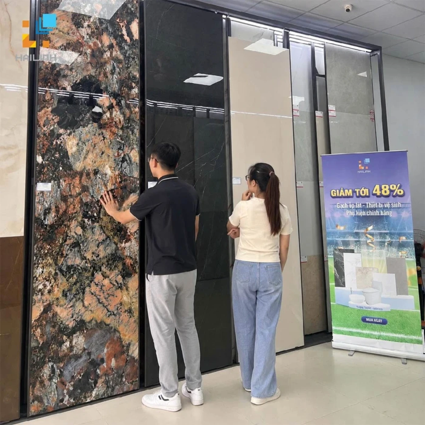khach hang xem gach tai showroom hai linh