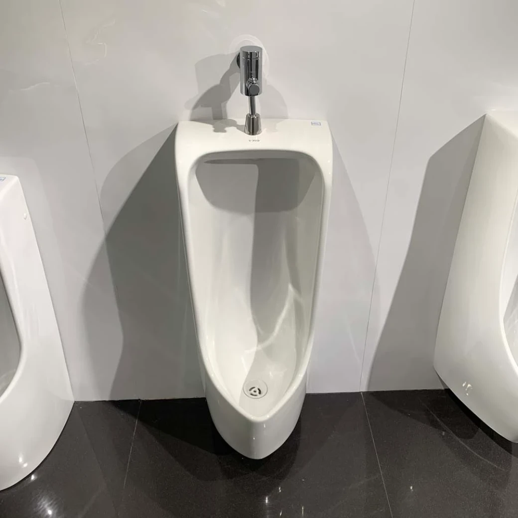 tieu-nam-treo-tuong-toto-ut500t